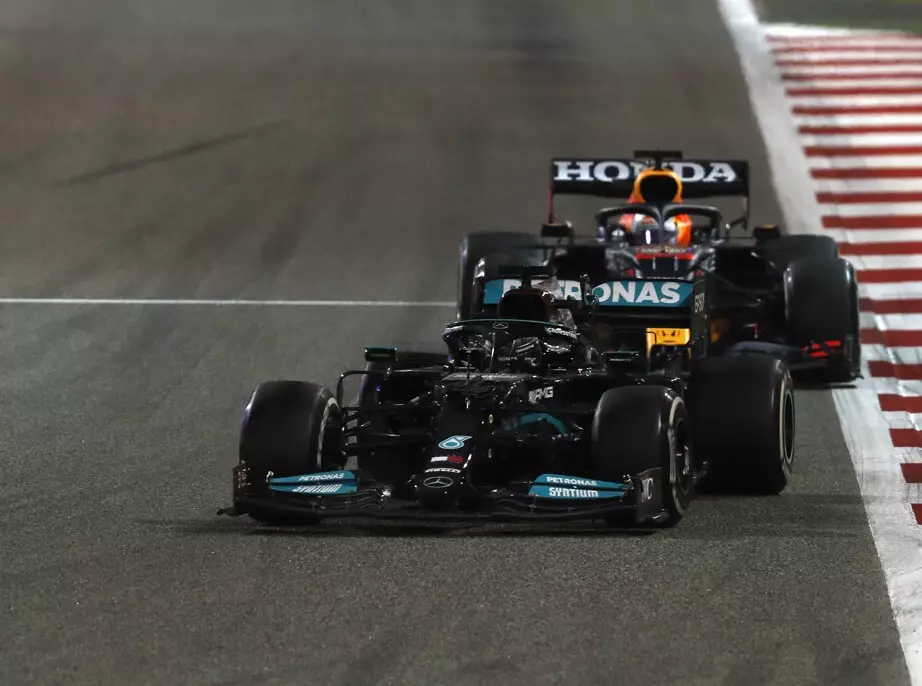 Foto zur News: Erklärt: Das ist in Runde 53 bei Hamilton/Verstappen wirklich passiert