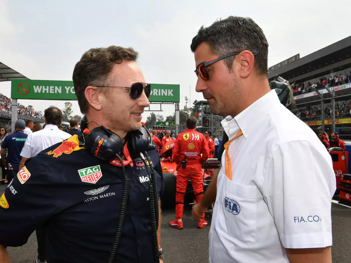 Foto zur News: Warum Hamilton über die weiße Linie fahren durfte und Verstappen nicht