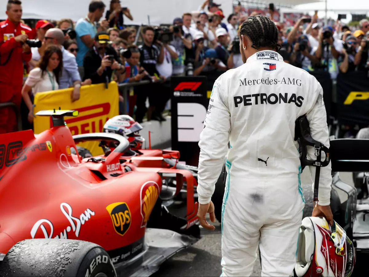 Lewis Hamilton inspiziert den Ferrari von Charles Leclerc Foto zur News: Kabel zu lang: Was Lewis Hamilton bei der Konkurrenz spioniert hat