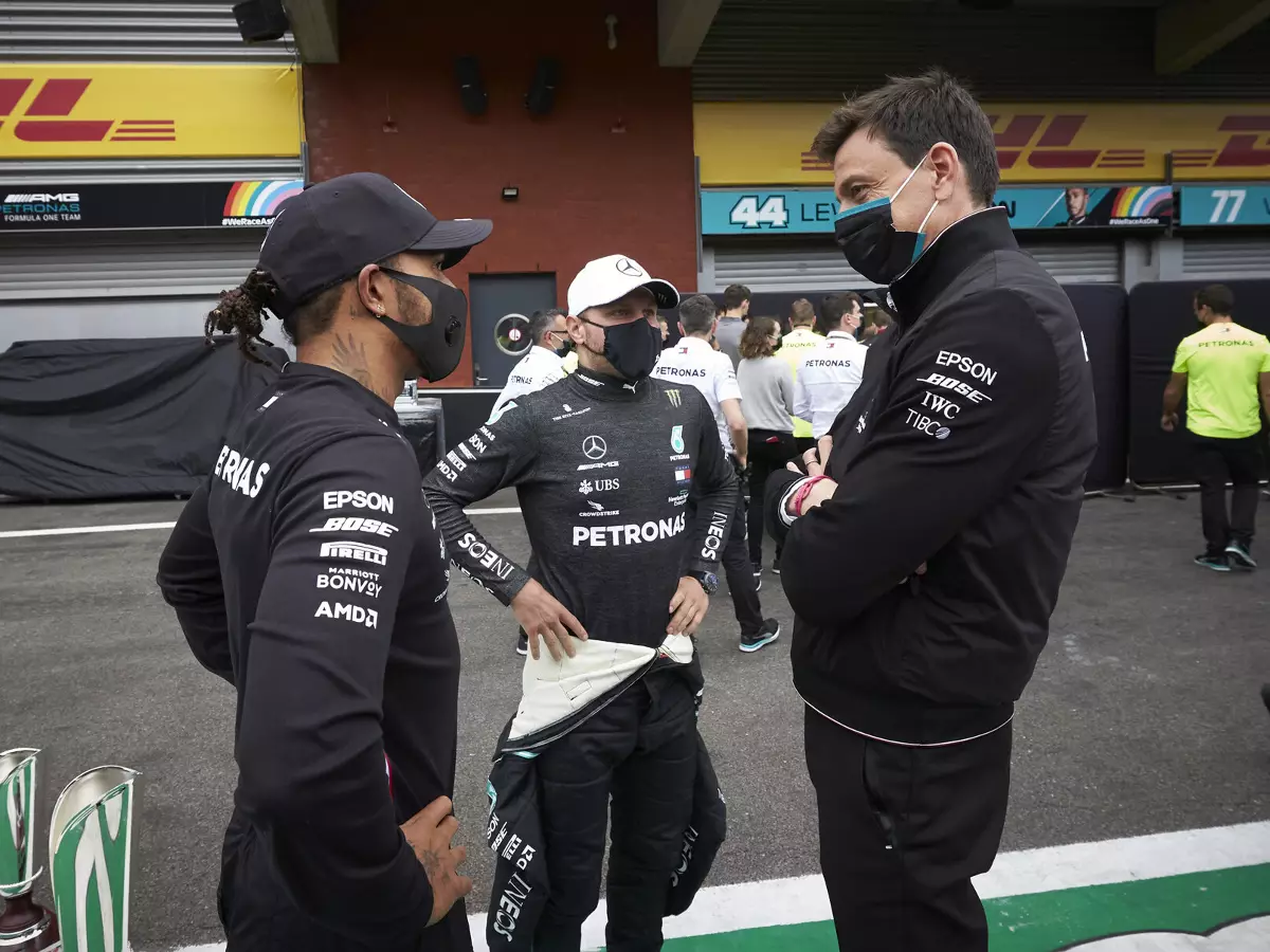Lewis Hamilton, Valtteri Bottas, Toto Wolff Foto zur News: Toto Wolff mit "eiserner Hand": Im Worst Case sperre ich einen Fahrer!
