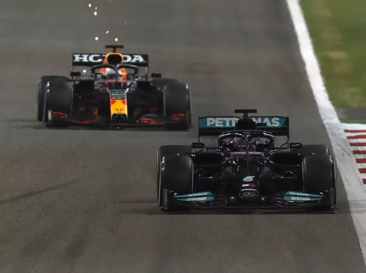 Lewis Hamilton, Max Verstappen Foto zur News: Toto Wolff: Wo Red Bull stärker ist als Mercedes
