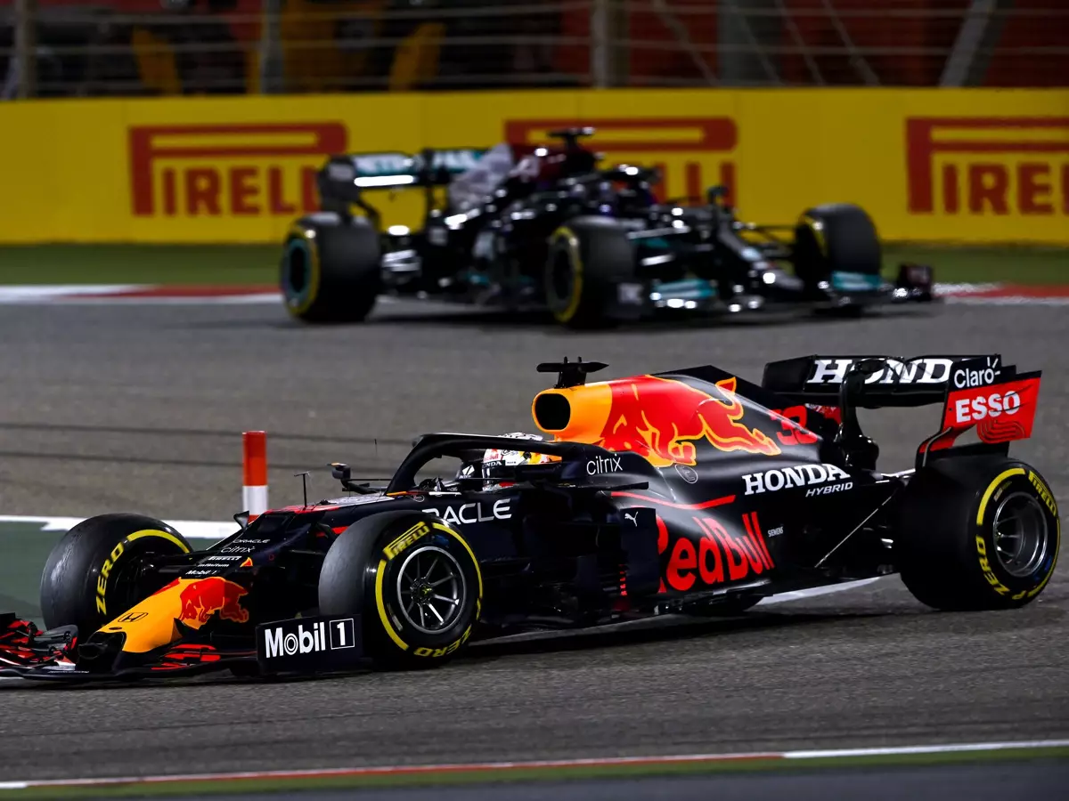 Max Verstappen, Lewis Hamilton Foto zur News: Helmut Marko: "Low-Rake"-Nachteil von Mercedes "ist eine Mutmaßung"