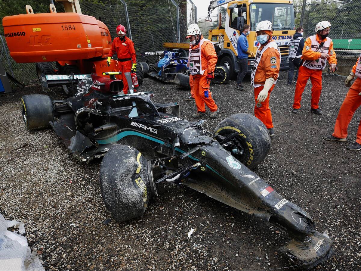 Foto zur News: Warum der Bottas-Unfall in Imola für Mercedes doppelt teuer werden könnte