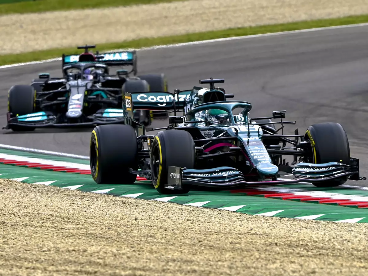 Lance Stroll, Lewis Hamilton Foto zur News: Toto Wolff über Aston Martin: "Verstehe, dass die auf der Palme sind"