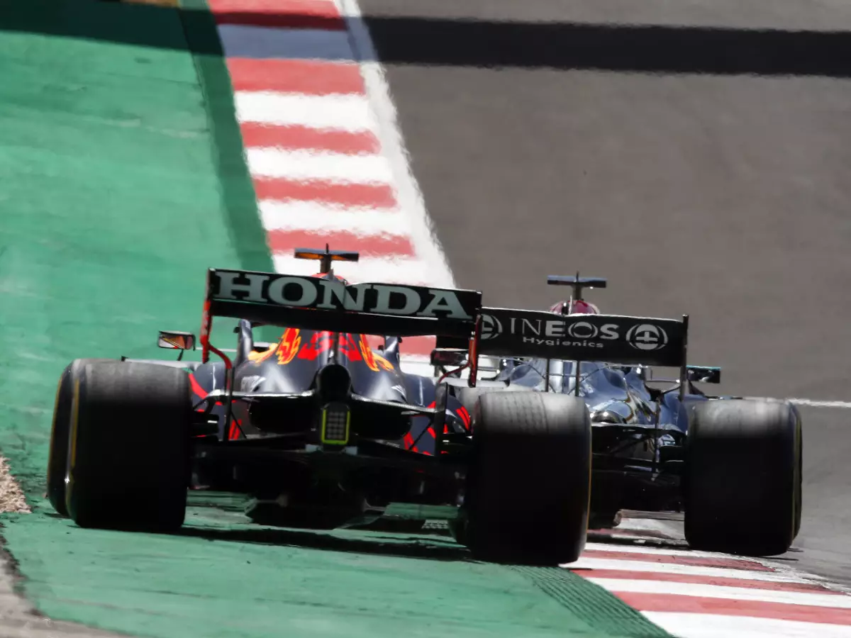Lewis Hamilton, Max Verstappen Foto zur News: Martin Brundle: FIA muss bei Tracklimits mit härterer Hand vorgehen