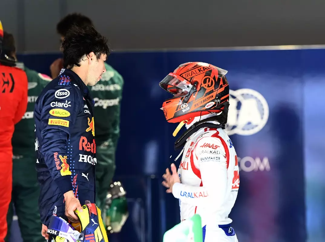 Nikita Masepin, Sergio Perez Foto zur News: "Idiot" Masepin erhält Rückendeckung nach Beinahe-Kollision