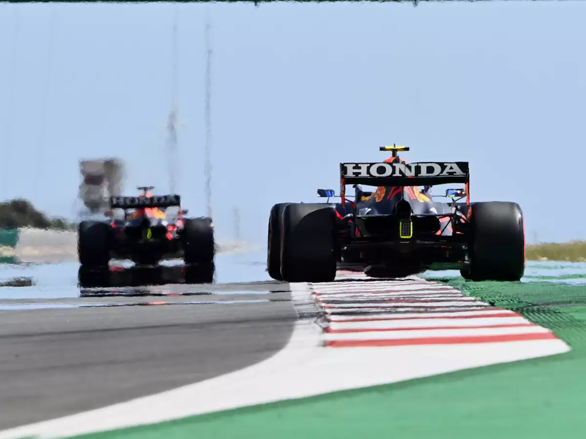 Max Verstappen, Sergio Perez Foto zur News: Tracklimits: Verstappen wünscht sich "harte Abgrenzung" wie Kies