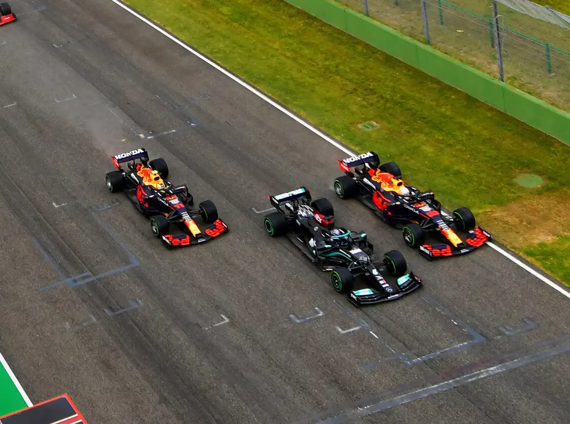 Lewis Hamilton, Max Verstappen, Sergio Perez Foto zur News: Helmut Marko: "Momentan ist es noch zu früh für Stallregie"