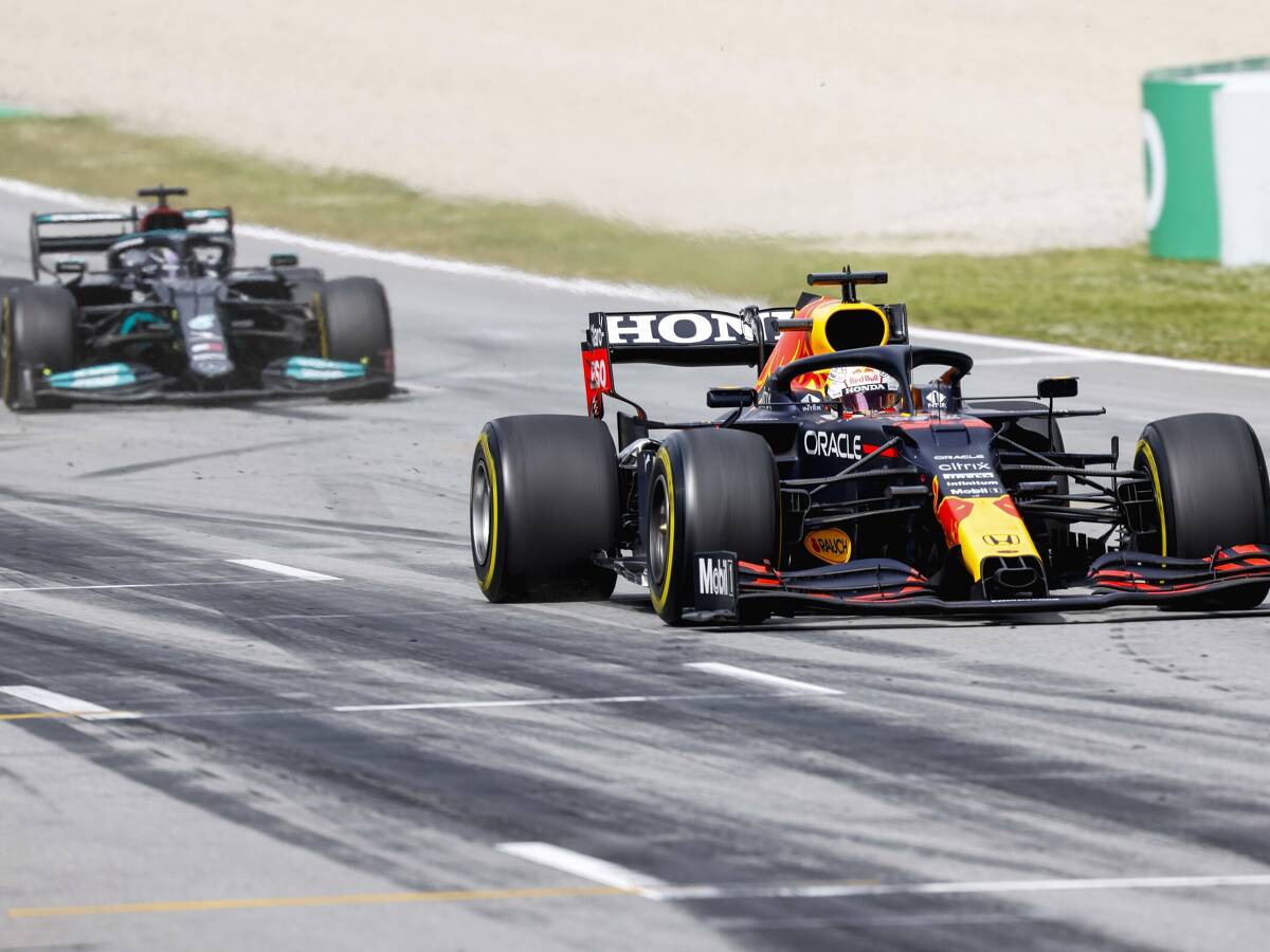 Foto zur News: Lewis Hamilton: "Habe in Barcelona viel über Max gelernt"