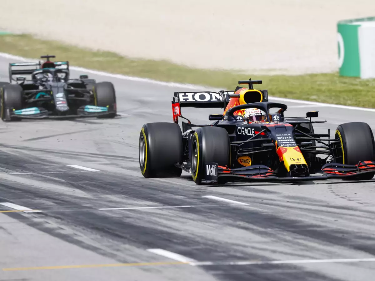 Max Verstappen, Lewis Hamilton Foto zur News: Lewis Hamilton: "Habe in Barcelona viel über Max gelernt"