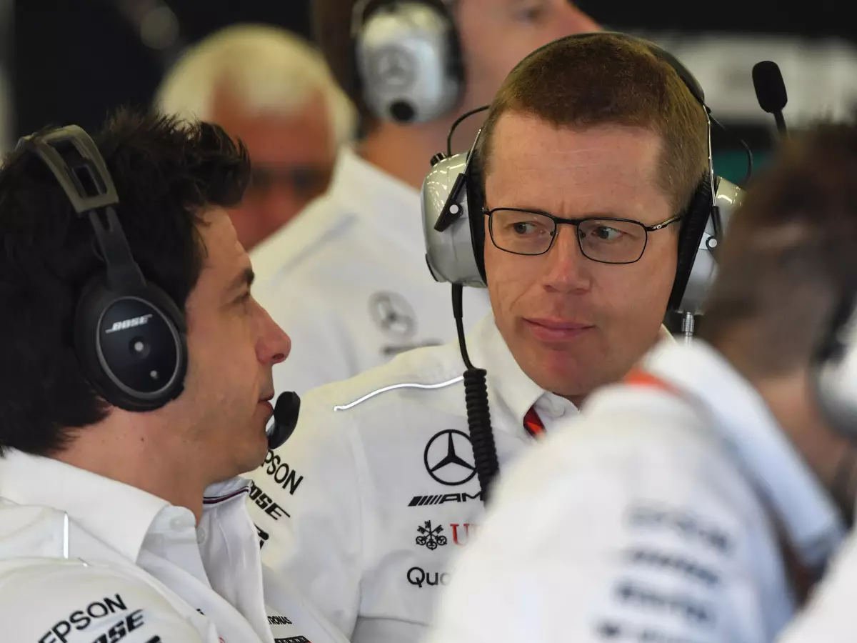 Mercedes-Teamchef Toto Wolff und der ehemalige Mercedes-Motorenchef Andy Cowell Foto zur News: Mercedes: Wirkt sich der Verlust von Personal jetzt so richtig aus?