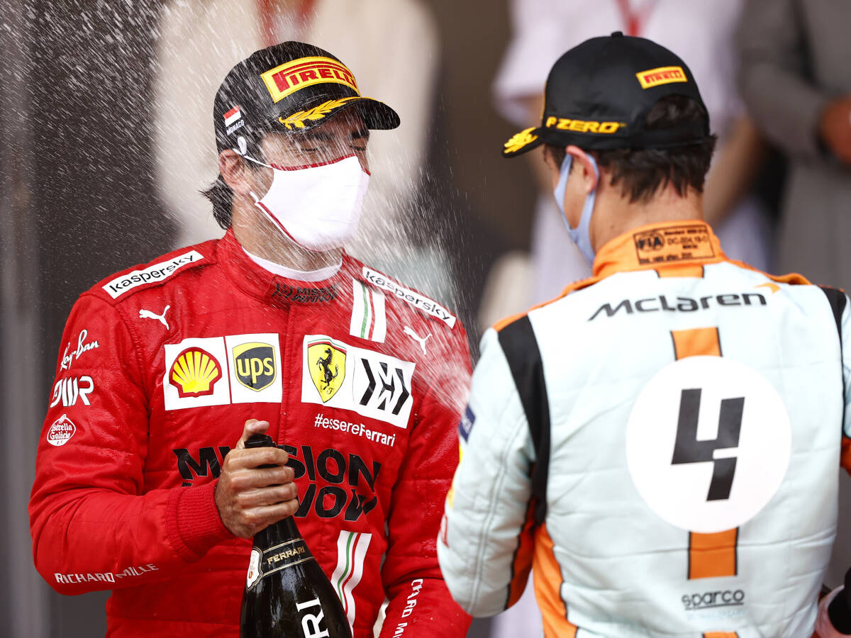 Foto zur News: Sainz dreht Spieß um: Ferrari-Pilot setzt in Baku auf McLaren und Norris