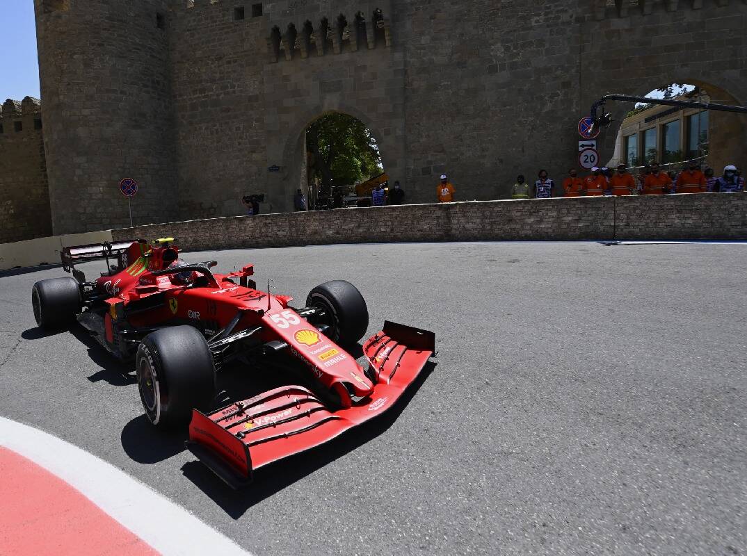 Foto zur News: Trotz P3 und P4 am Freitag: Ferrari stapelt in Baku tief
