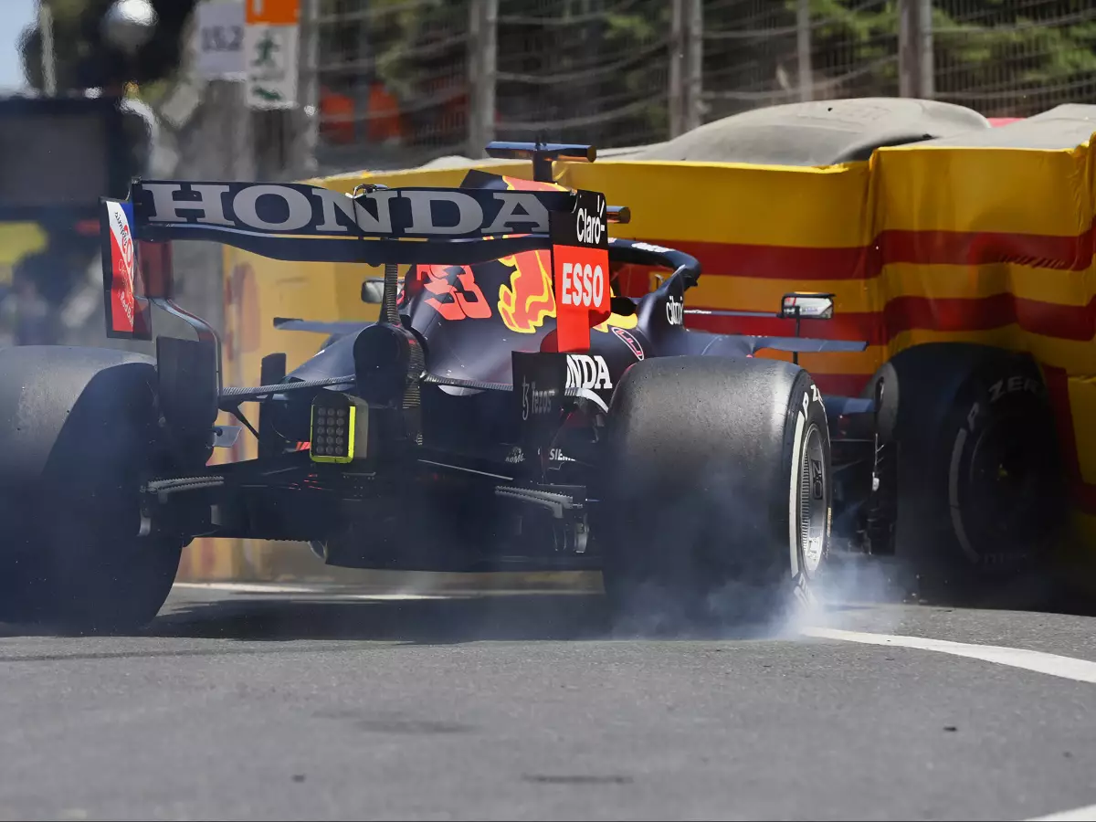 Foto zur News: F1-Training Baku 2021: Verstappen crasht RB16B vor dem Qualifying!