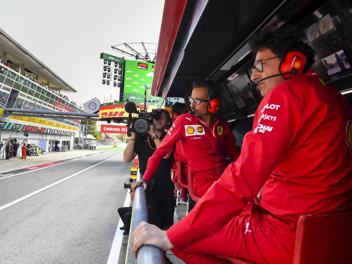 Mattia Binotto am Ferrari-Kommandostand Foto zur News: Umstrukturierung: Ferrari-Teamchef Binotto nicht mehr am Kommandostand