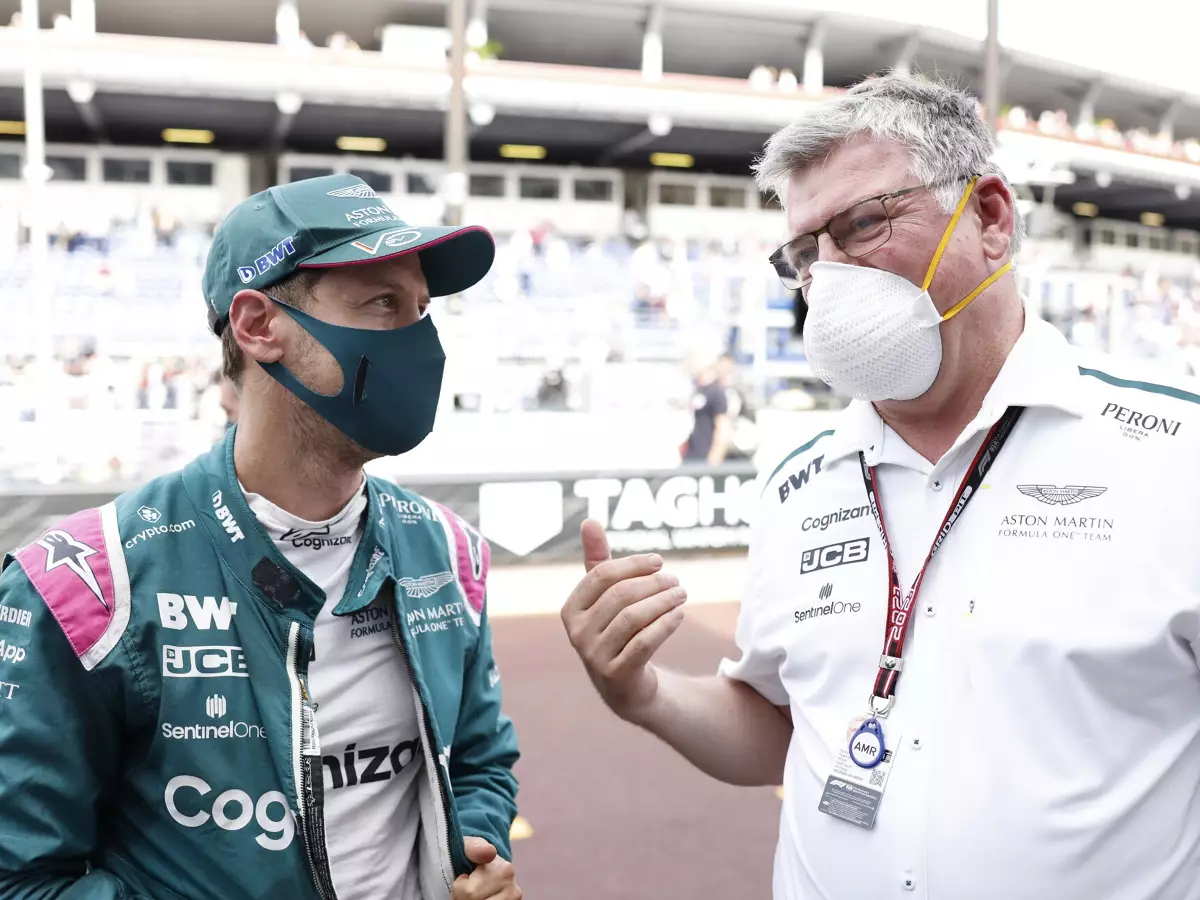 Sebastian Vettel, Otmar Szafnauer Foto zur News: Aston Martin will 2023 gewinnen - Vettel dann noch dabei?