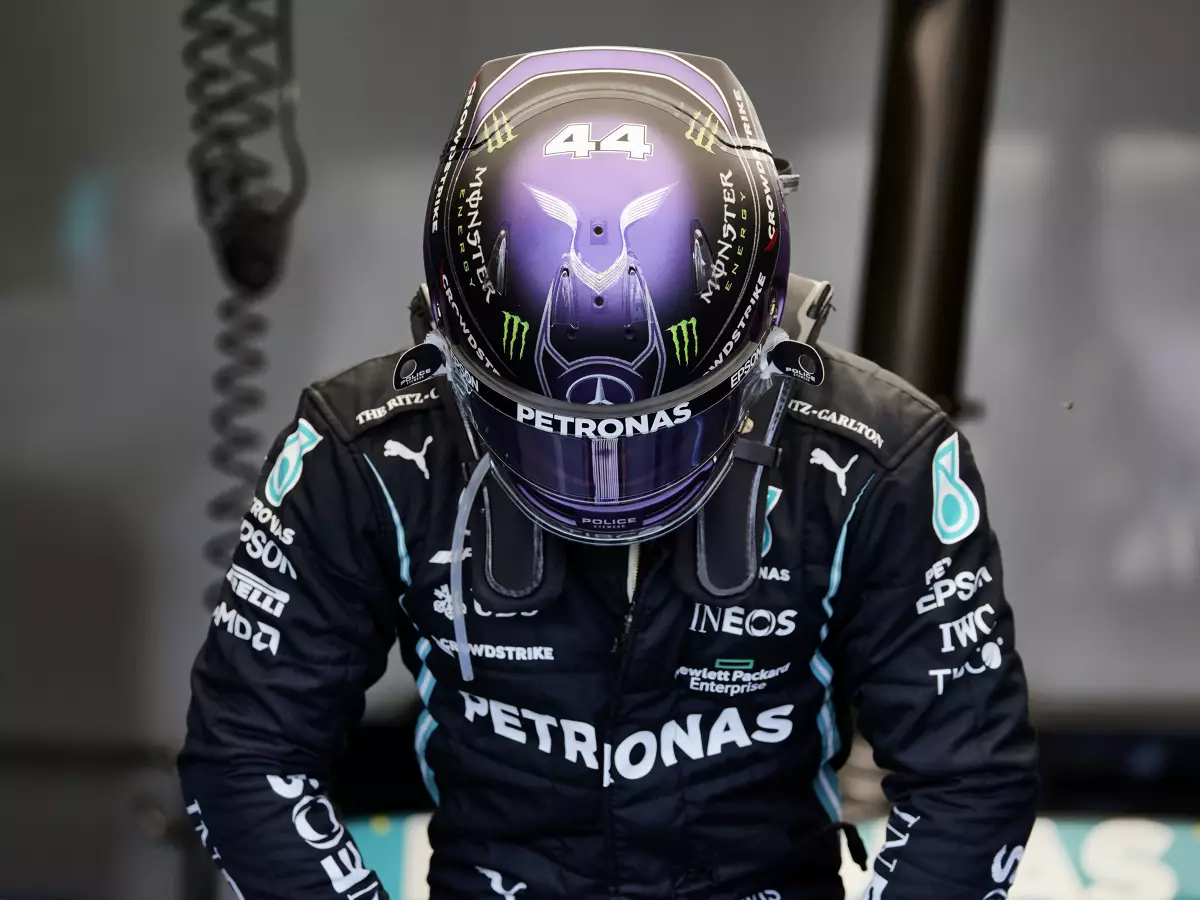 Mercedes-Pilot Lewis Hamilton im Rennoverall mit Helm Foto zur News: Lewis Hamilton: Mit 40 möchte ich nicht mehr Formel 1 fahren