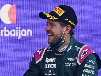 Sebastian Vettel lacht nach P2 im Aserbaidschan-Grand-Prix 2021 in Baku auf dem Podium Foto zur News: "Vettel, wie wir ihn kennen": Die alte Lockerheit ist zurück