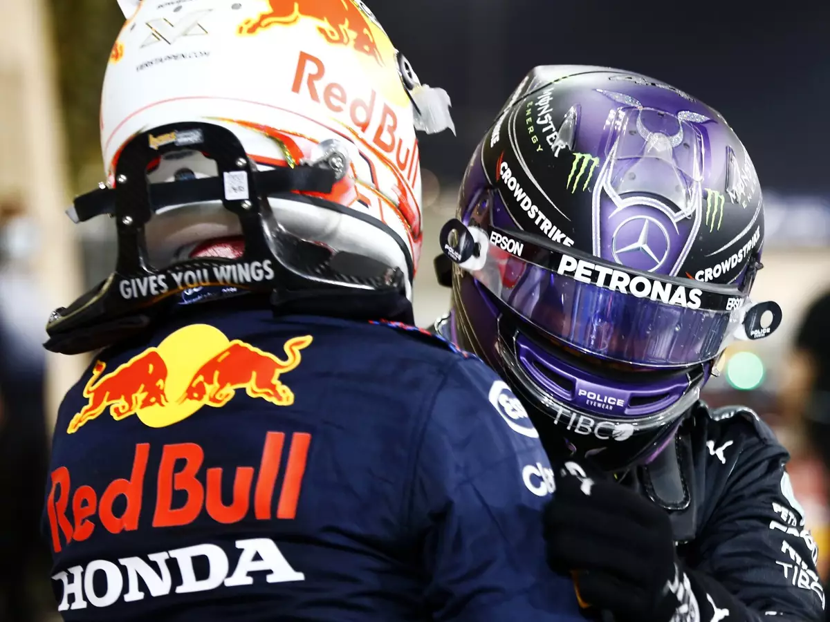 Max Verstappen und Lewis Hamilton nach dem Formel-1-Rennen in Bahrain 2021 im Parc ferme Foto zur News: Reifendruck: Wen Lewis Hamilton mit seinen Aussagen meint!
