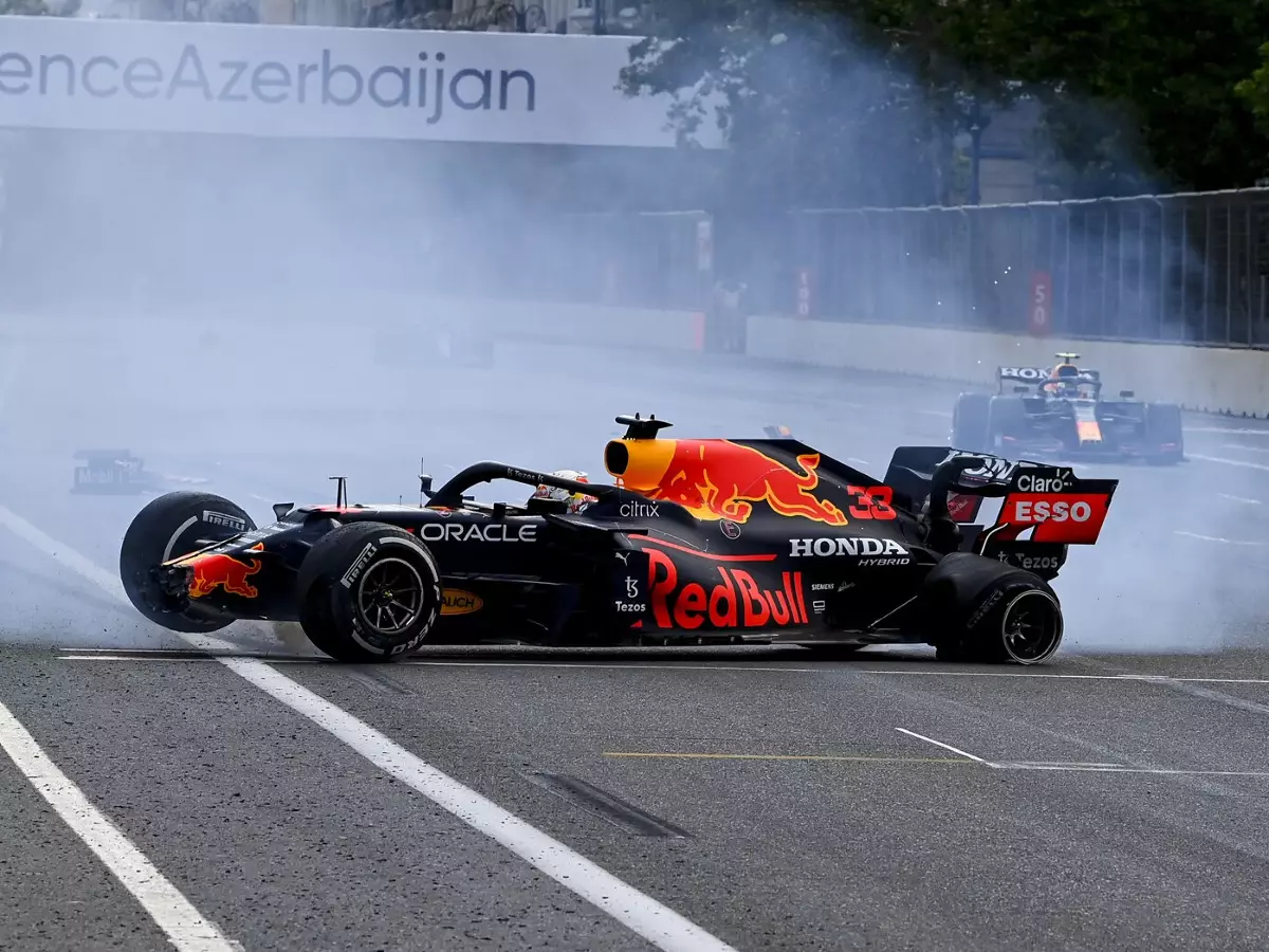 Max Verstappen mit Unfall nach Reifenschaden beim Aserbaidschan-Grand-Prix 2021 in Baku Foto zur News: Reifendrücke: McLaren-Teamchef Seidl findet Pirelli-Erklärung "enttäuschend"