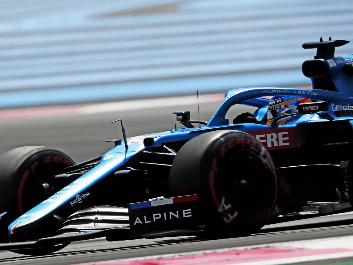Fernando Alonso im Alpine A521 beim Frankreich-Grand-Prix 2021 in Le Castellet Foto zur News: Alonso warnt trotz P4 am Freitag: "... der landet nicht in den Punkten"