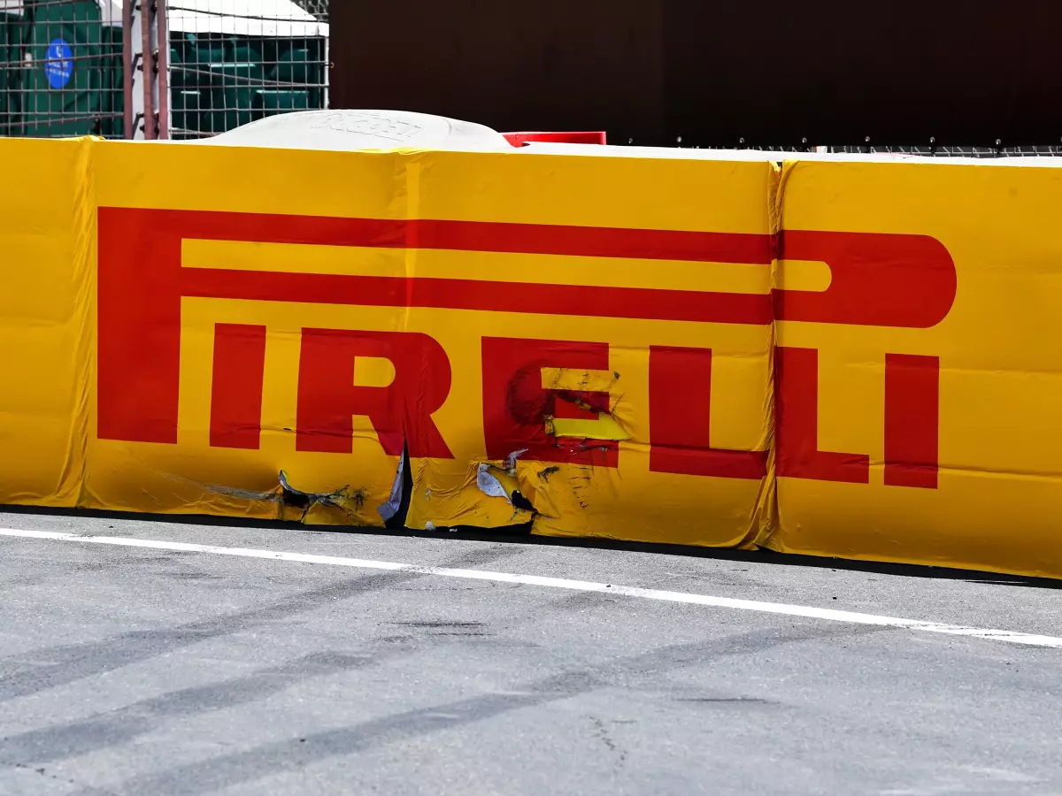 Pirelli-Logo, Werbebande nach Einschlag von Max Verstappen Foto zur News: Nach Baku: Haben die F1-Fahrer das Vertrauen in Pirelli verloren?
