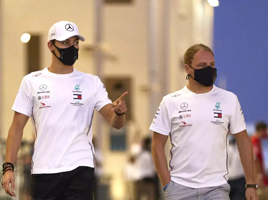 George Russell und Valtteri Bottas im Fahrerlager beim Grand Prix von Abu Dhabi im Dezember 2020 Foto zur News: Bottas-Russell-Gerüchte: Das sagen die Beteiligten selbst!