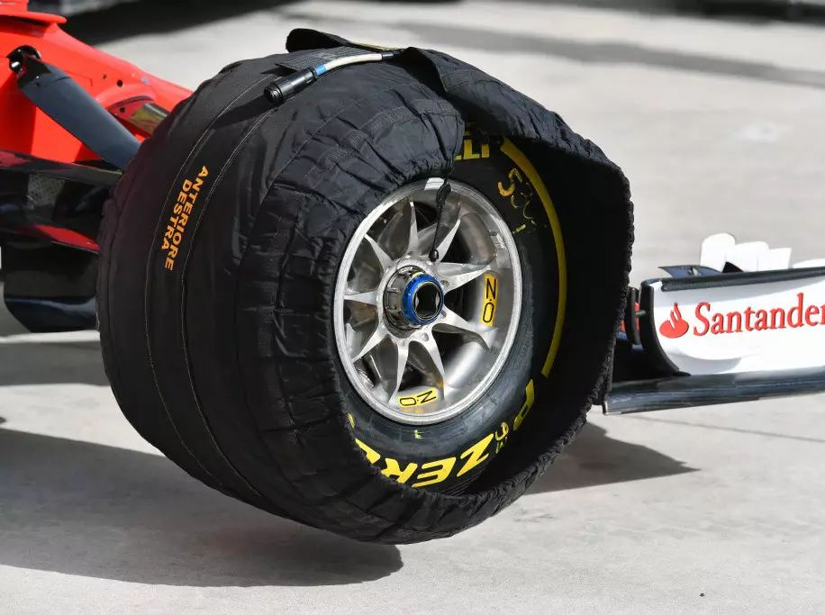 Pirelli-Formel-1-Reifen in einer Heizdecke des Ferrari-Teams beim Grand Prix der USA in Austin 2020 Foto zur News: Wie ein Handgriff zehn Wochen Entwicklungszeit kompensieren kann