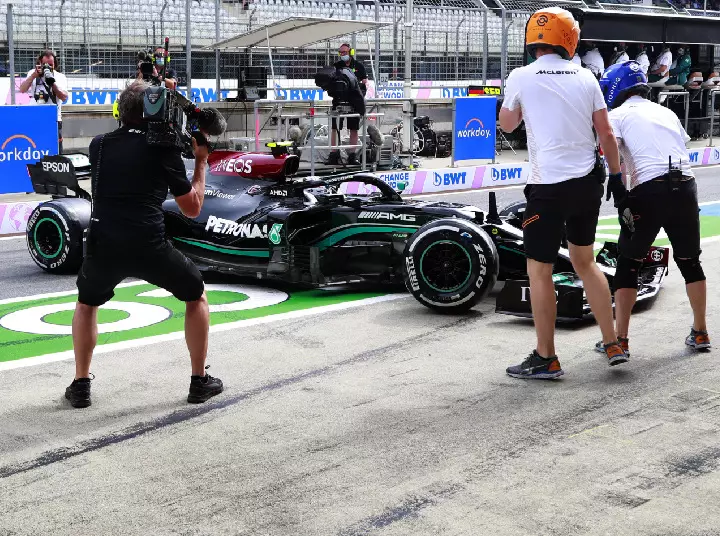 Valtteri Bottas Foto zur News: P5 statt P2: Valtteri Bottas kritisiert Strafe und richtet Vorwürfe an McLaren