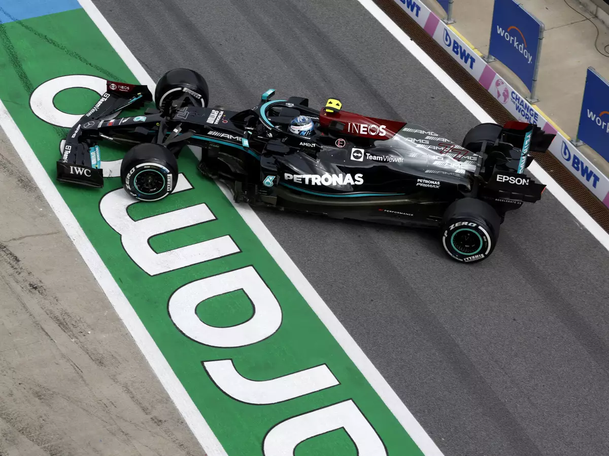 Valtteri Bottas (Mercedes) dreht sich in der Boxengasse im Freien Training zum Grand Prix der Steiermark auf dem Red-Bull-Ring in Spielberg (Österreich) 2021 Foto zur News: Bottas-Dreher: Wolff kritisiert McLaren für "Weltuntergangsszenario"