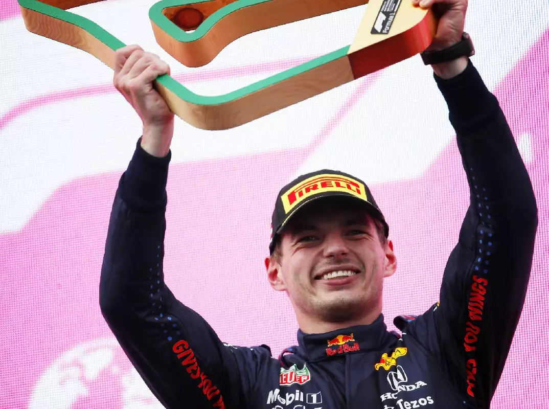 Foto zur News: Max Verstappen jubelt: Im Rennen endlich besser als Mercedes