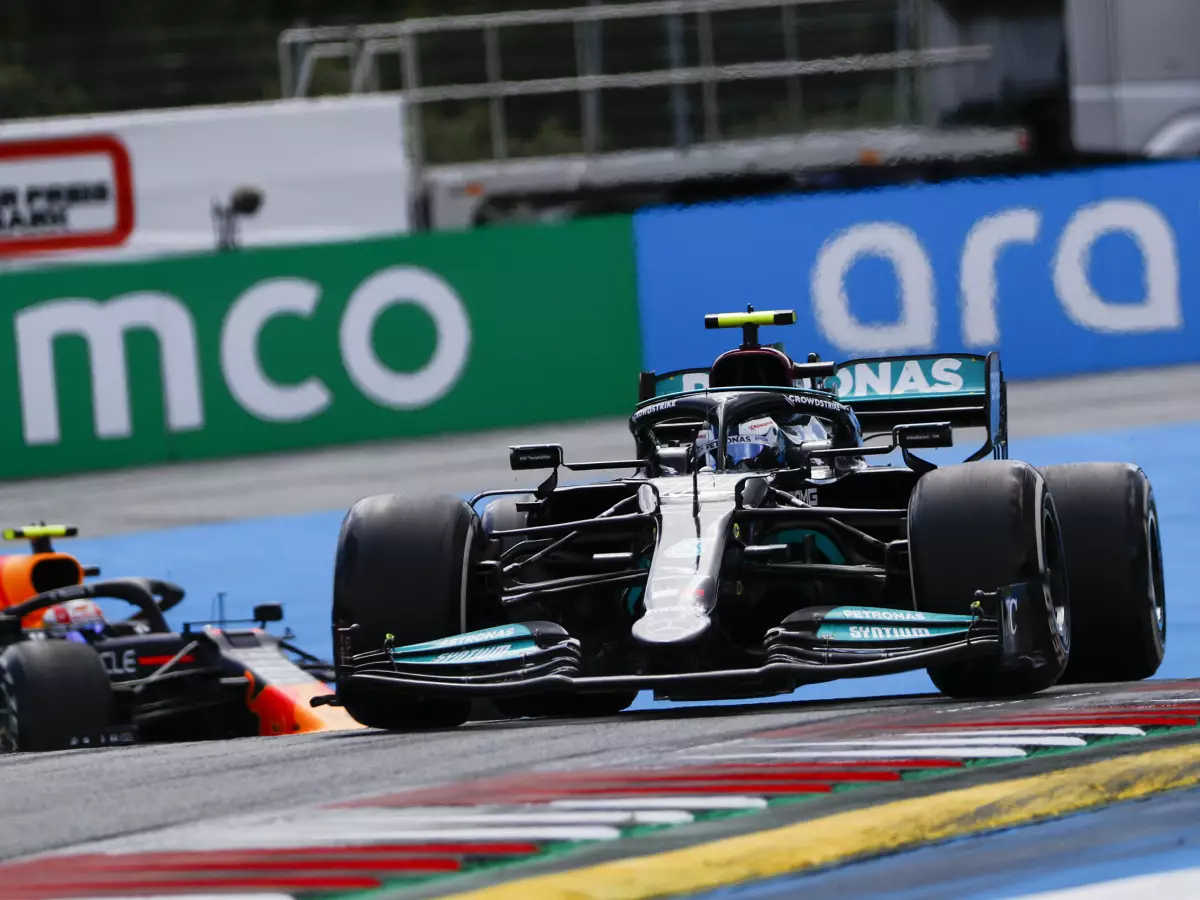 Foto zur News: Bottas: Vorgezogener Reifenwechsel nach langsamem Perez-Stopp