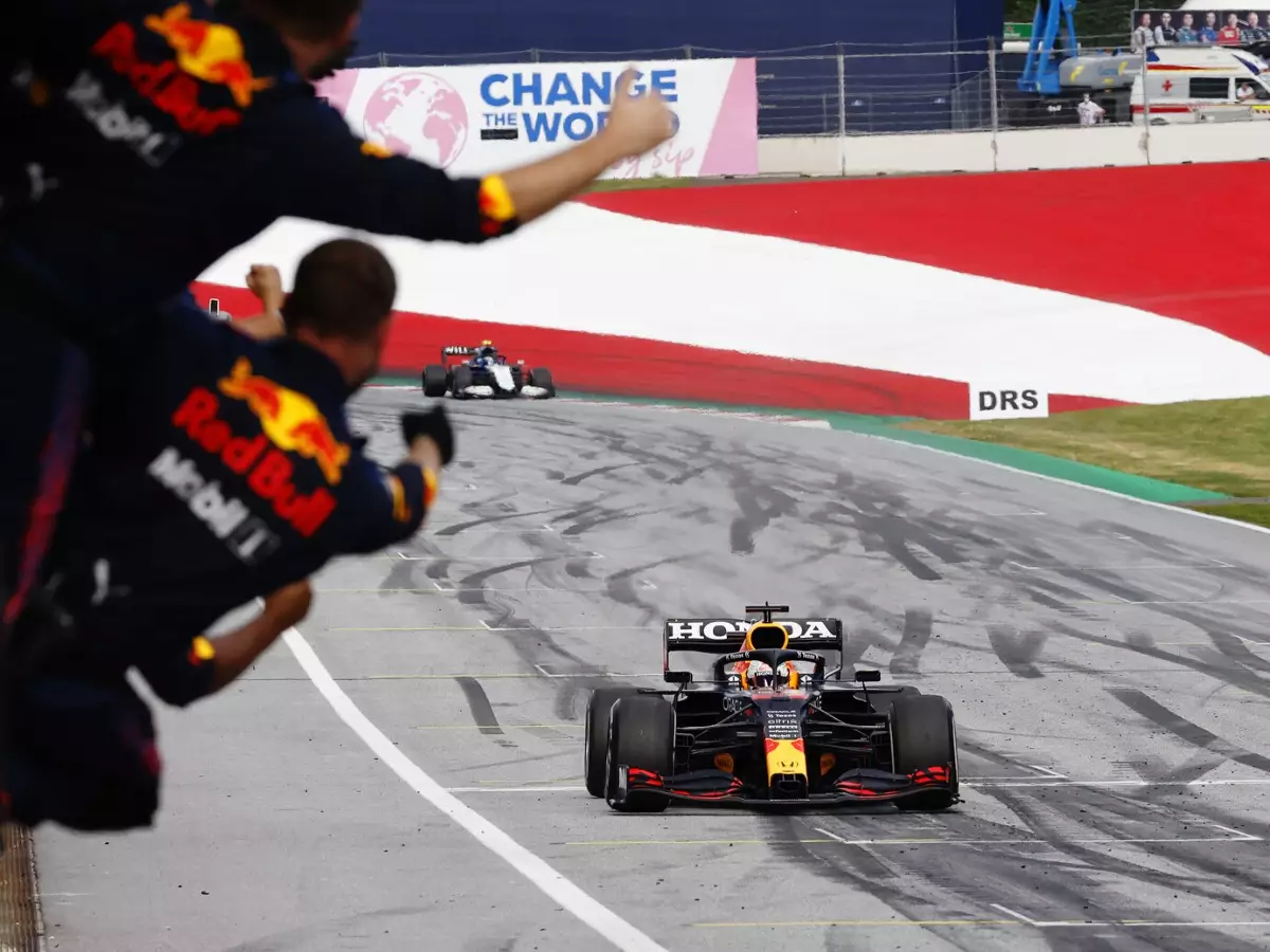 Foto zur News: Verstappen über FIA-Verwarnung: "Ich hatte ja in den Rückspiegel geschaut ..."