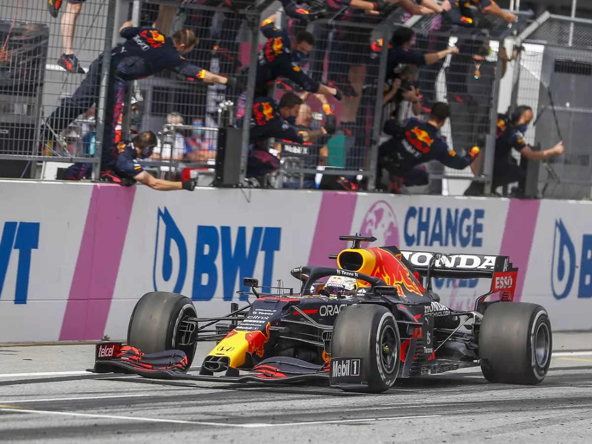 Foto zur News: Nur ein Reifen-Cut macht Sorge: Max Verstappen dominanter denn je