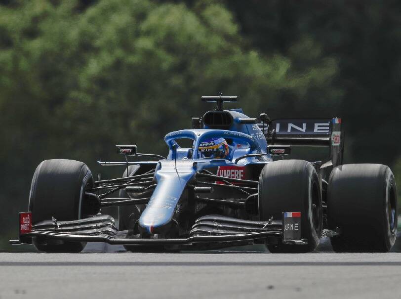 Foto zur News: Fernando Alonso wütend über Kurve 1: "Wie ein Verteidiger, der den Ball fängt"