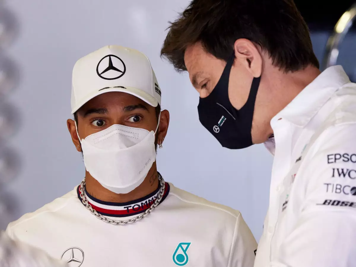 Lewis Hamilton mit Mercedes-Teamchef Toto Wolff Foto zur News: Lewis Hamilton: "Max läuft uns gerade auf und davon"