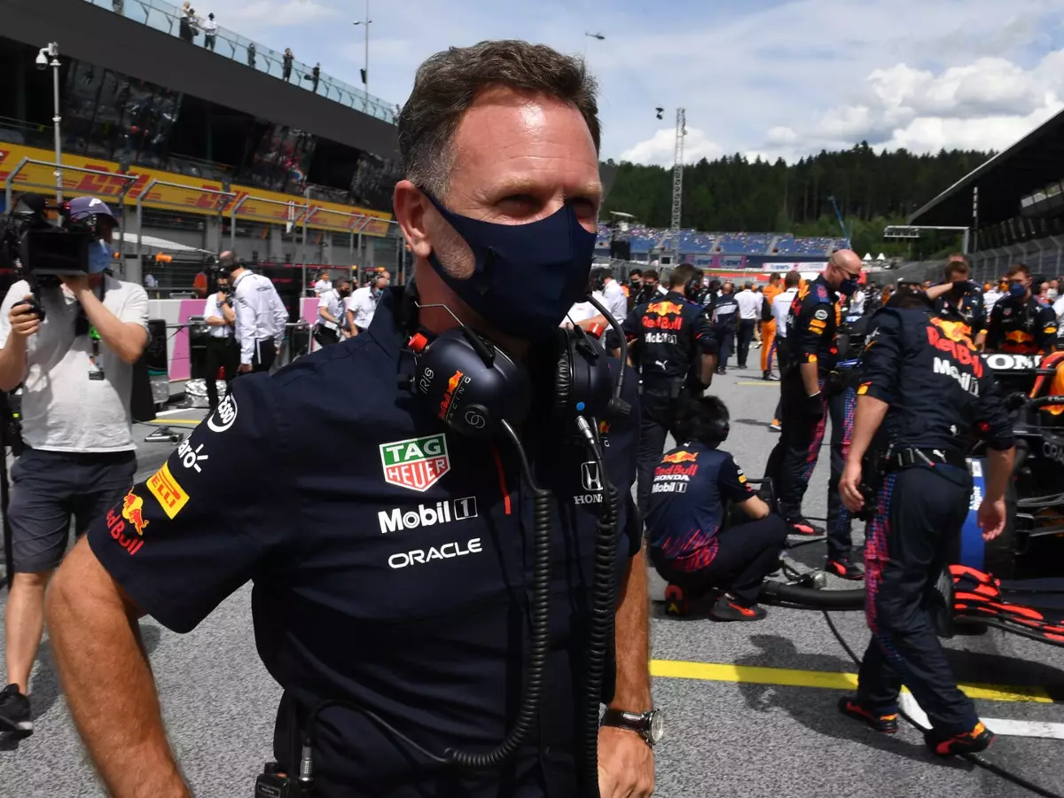 Red-Bull-Teamchef Christian Horner in der Startaufstellung Foto zur News: Red Bull: Neuer F1-Motor muss laut und "unterhaltsam" sein