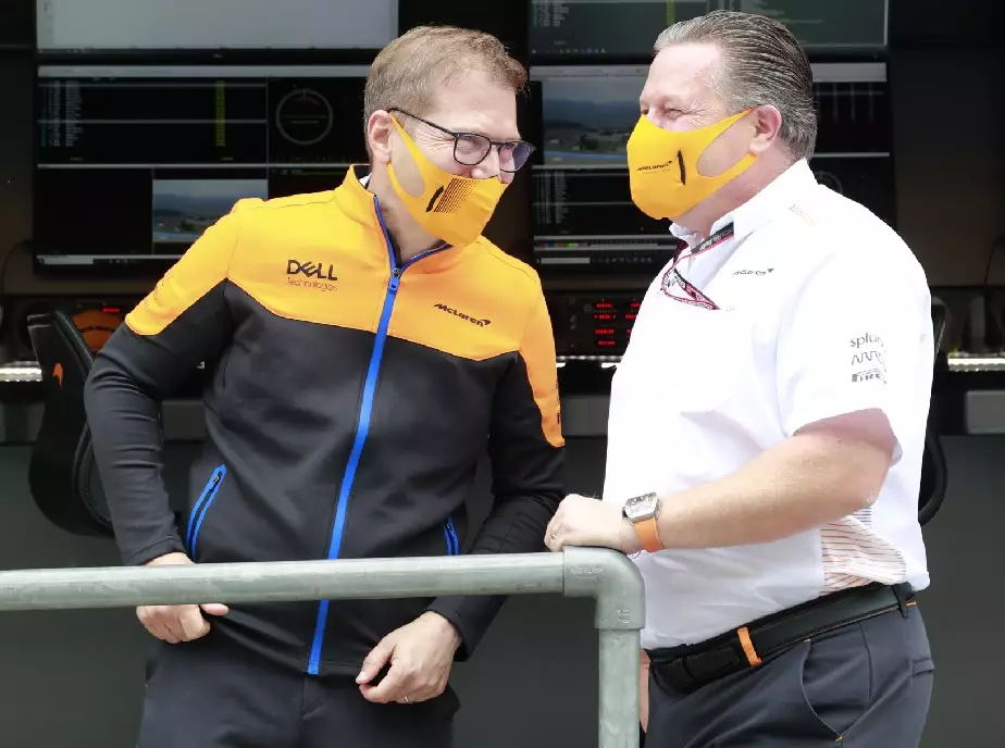 Andreas Seidl (l., McLaren-Teamchef) und Zak Brown (McLaren-CEO) beim Österreich-Grand-Prix der Formel 1 in Spielberg Foto zur News: McLaren bleibt trotz P3 bescheiden: "Wissen, was der Rückstand ist"