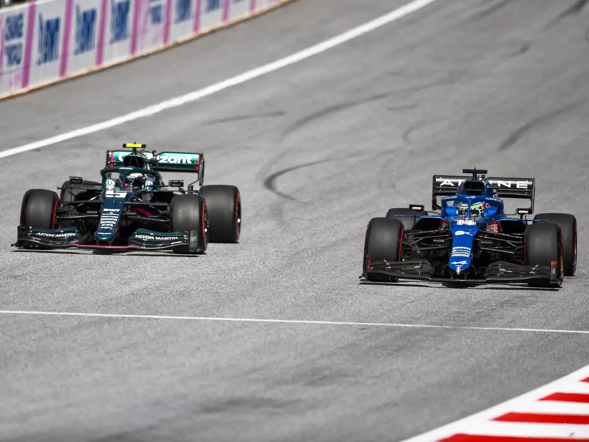 Strafe: Sebastian Vettel (Aston Martin) blockiert Fernando Alonso (Alpine) im Qualifying zum Grand Prix von Österreich auf dem Red-Bull-Ring in Spielberg 2021 Foto zur News: Vettel-Strafe in Spielberg: Experten Surer und Montoya unterschiedlicher Meinung