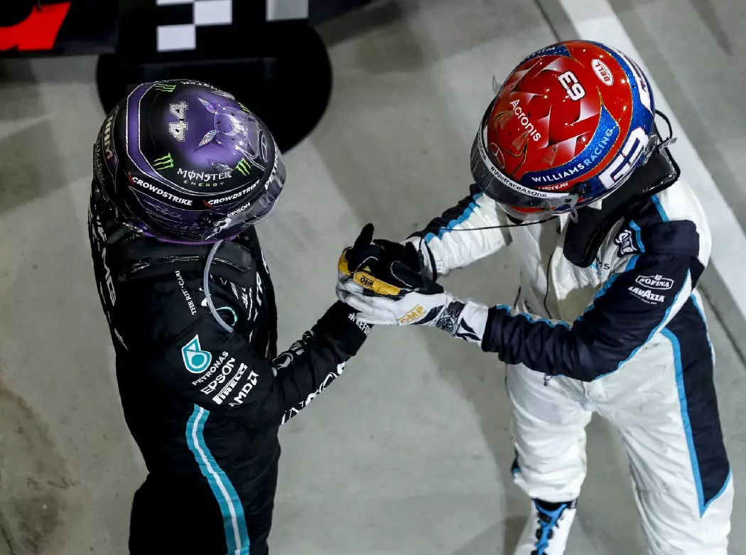 Lewis Hamilton (Mercedes) und George Russell (Williams) reichen sich die Hände Foto zur News: Russell: Hamilton wird mit dem Alter besser "wie ein guter Wein"