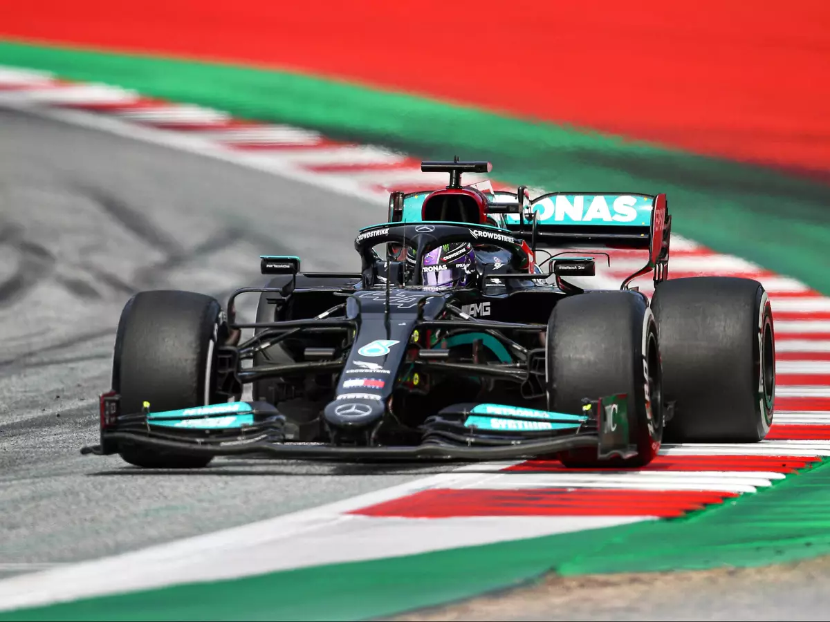 Lewis Hamilton rumpelt in Kurve 10 beim Grand Prix von Österreich auf dem Red-Bull-Ring in Spielberg 2021 über den Randstein und beschädigt sich in Runde 29 den Unterboden Foto zur News: Lewis Hamilton: So groß war sein Handicap beim Österreich-Grand-Prix