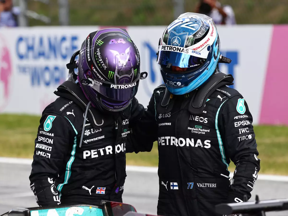 Lewis Hamilton und Valtteri Bottas (Mercedes) vor der Siegerehrung nach dem Grand Prix der Steiermark auf dem Red-Bull-Ring in Spielberg (Österreich) 2021 Foto zur News: Unterstützung für Teamkollege Bottas: Hamilton folgt di Restas Ratschlag