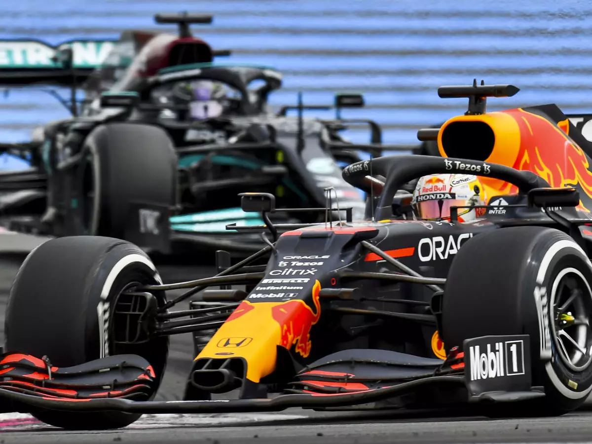 Max Verstappen (Red Bull) und Lewis Hamilton (Mercedes) nach dem Überholmanöver beim Grand Prix von Frankreich auf dem Circuit Paul Ricard in Le Castellet 2021 Foto zur News: Drei Gründe, warum Mercedes in Silverstone stärker sein könnte