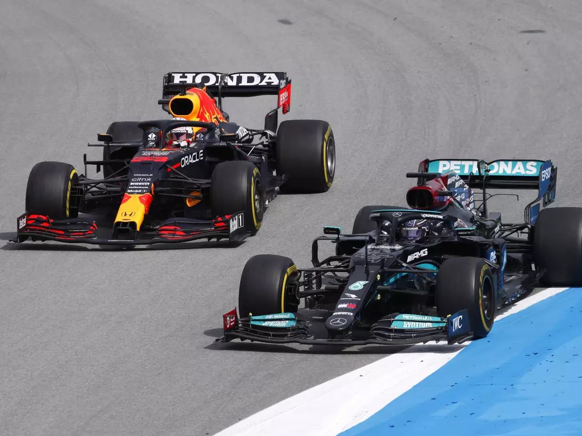 Lewis Hamilton (Mercedes) und Max Verstappen (Verstappen) auf der Strecke in Barcelona Foto zur News: Coulthard sieht "anderen Hamilton" im diesjährigen F1-Titelkampf