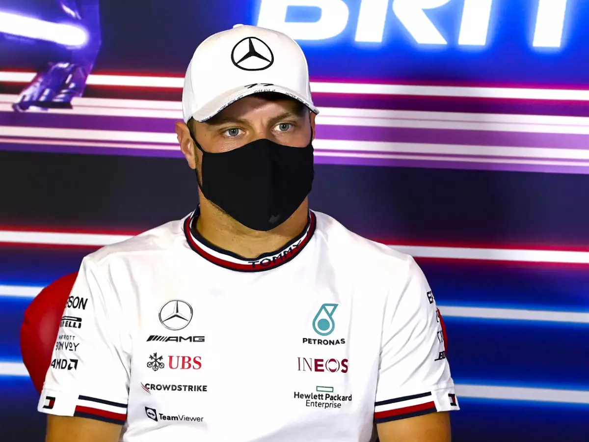 Valtteri Bottas in der FIA-Pressekonferenz am Donnerstag vor dem Grand Prix von Großbritannien in Silverstone 2021 Foto zur News: Valtteri Bottas: Wie sehr müssen ihn diese Fragen nerven?
