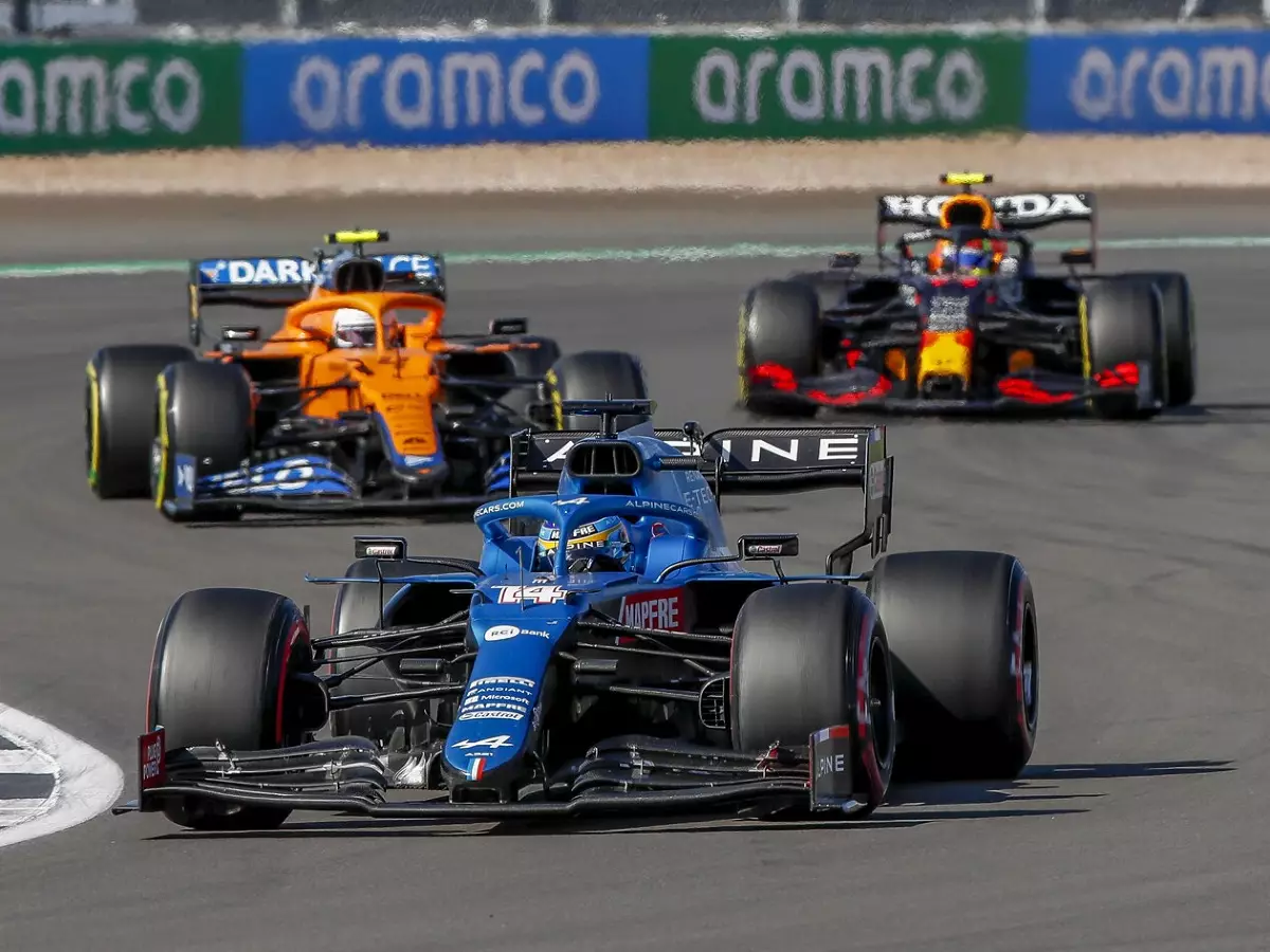 Fernando Alonso im Alpine A521 vor Lando Norris im McLaren MCL35M und Sergio Perez im Red Bull RB16B im Sprintqualifying zum Grand Prix von Großbritannien der Formel 1 2021 in Silverstone in England Foto zur News: Vier Positionen gewonnen: So wurde Alonso zum Star des Sprints!