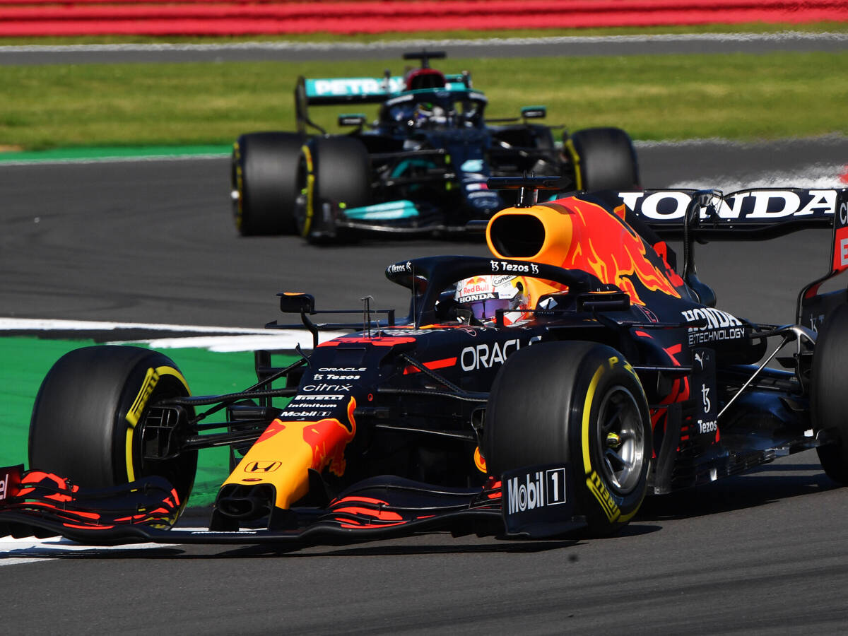 Foto zur News: Lewis Hamilton pessimistisch: "Werden sie auf der Strecke nicht überholen"