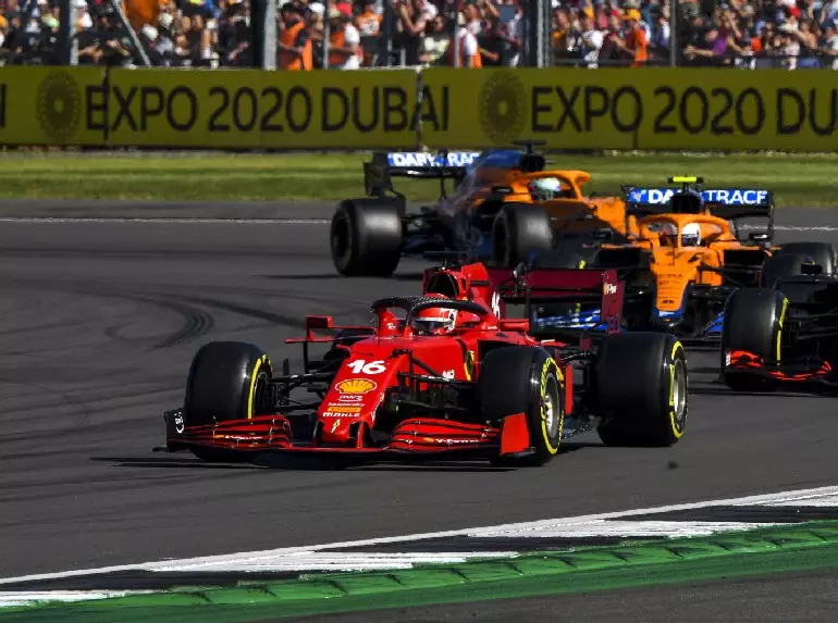 Foto zur News: Charles Leclerc jubelt: Sprintqualifying erinnert an Ära des Nachtankens