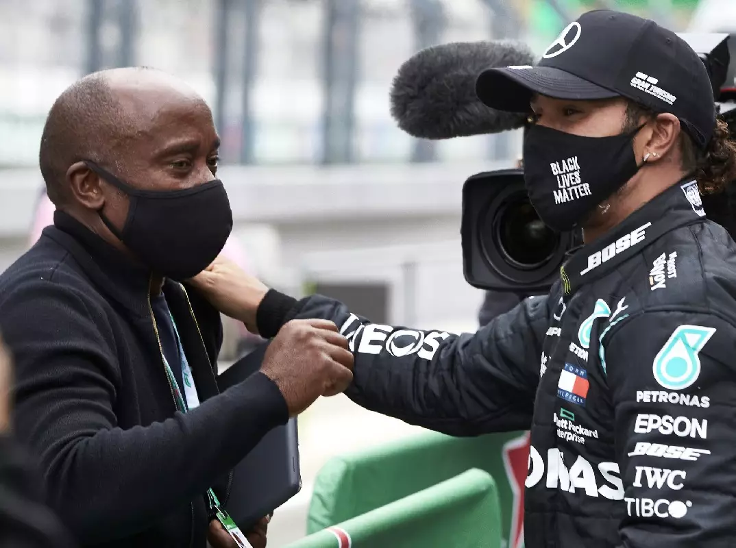 Formel-1-Pilot Lewis Hamilton und sein Vater Anthony Hamilton Foto zur News: Anthony Hamilton verteidigt Lewis: "Das ist doch, was wir sehen wollen!"