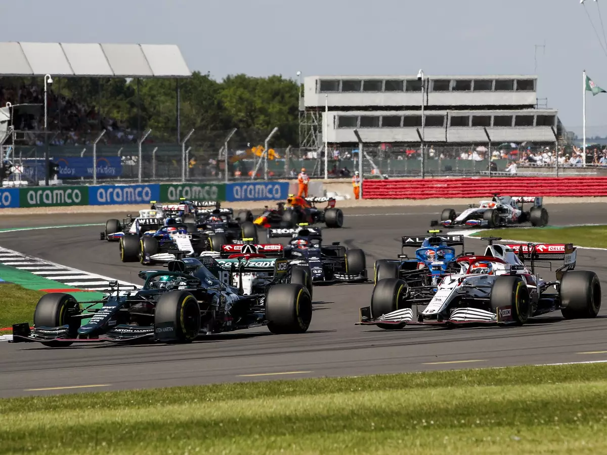 Lance Stroll, Kimi Räikkönen, Antonio Giovinazzi: Formel-1-Startphase beim Grand Prix von Großbritannien 2021 in Silverstone in England Foto zur News: TV-Quoten Silverstone 2021: ORF legt am deutlichsten zu